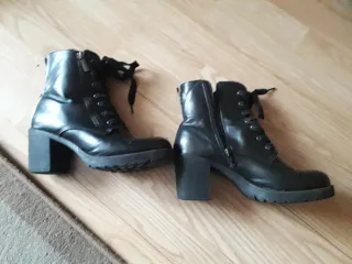 Botas negras con cordones y cremallera