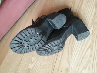 Botas negras con cordones y cremallera