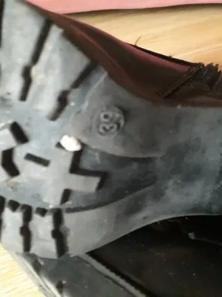 Botas negras con cordones y cremallera