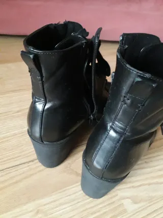 Botas negras con cordones y cremallera