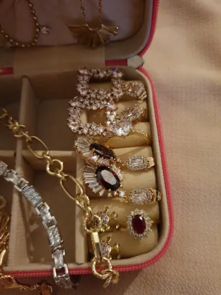 Joyero con joyas chapado en oro