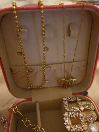 Joyero con joyas chapado en oro