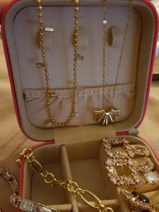 Joyero con joyas chapado en oro