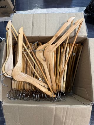 Perchas de madera y metal