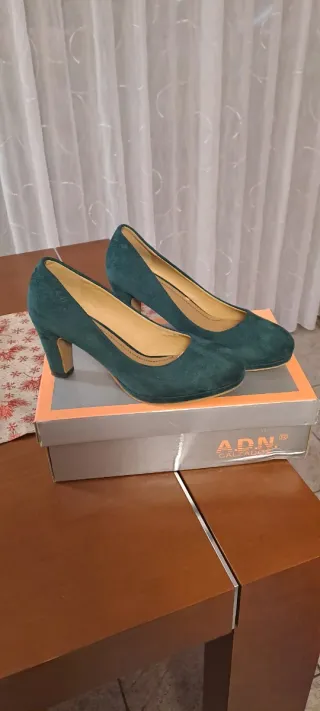 Zapatos de tacón verde ante
