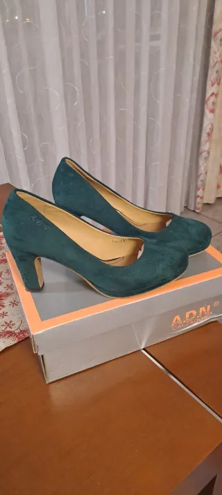 Zapatos de tacón verde ante