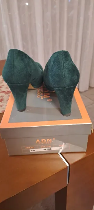 Zapatos de tacón verde ante