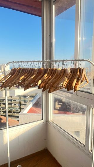 135 Perchas: 65 Madera, 60 Plástico y 10 Pinzas