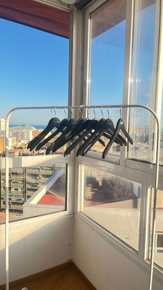 135 Perchas: 65 Madera, 60 Plástico y 10 Pinzas