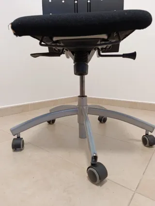 Silla de oficina negra con base plateada