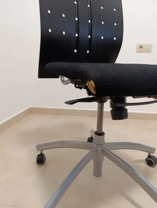 Silla de oficina negra con base plateada