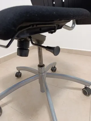 Silla de oficina negra con base plateada