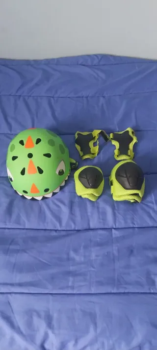 Casco y protecciones dinosaurio