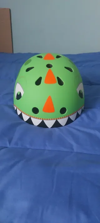 Casco y protecciones dinosaurio