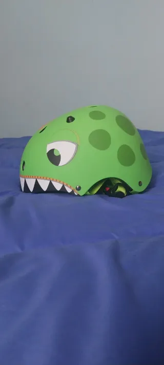 Casco y protecciones dinosaurio