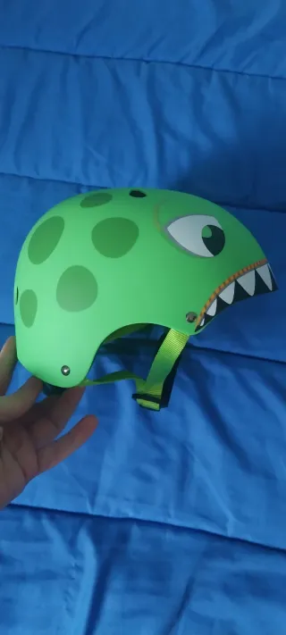 Casco y protecciones dinosaurio
