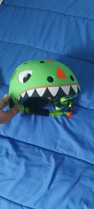 Casco y protecciones dinosaurio