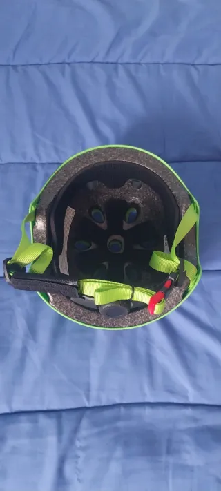 Casco y protecciones dinosaurio