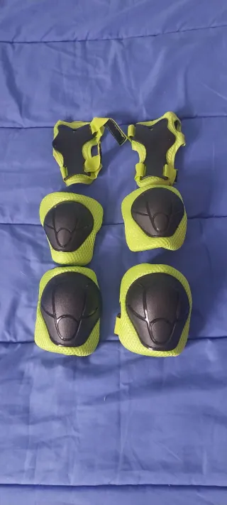 Casco y protecciones dinosaurio