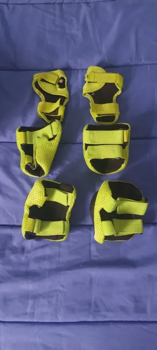 Casco y protecciones dinosaurio