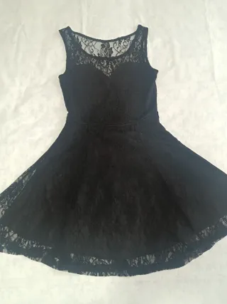 Vestido corto de encaje negro