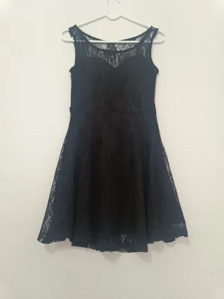 Vestido corto de encaje negro