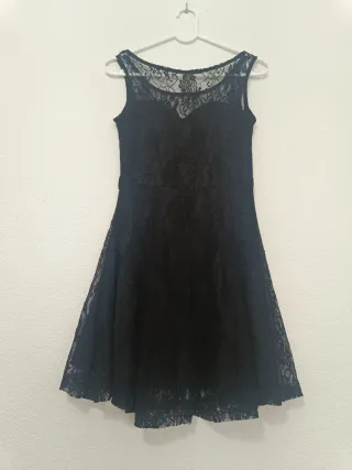 Vestido corto de encaje negro