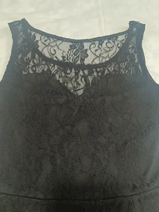 Vestido corto de encaje negro