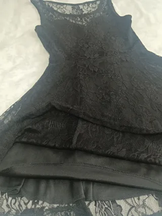 Vestido corto de encaje negro