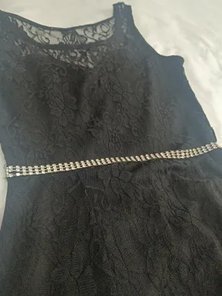 Vestido corto de encaje negro