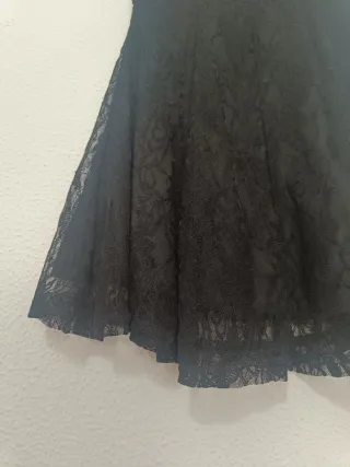 Vestido corto de encaje negro