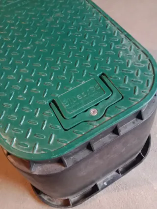 Registro de riego verde y negro