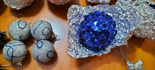 Árbol de Navidad blanco con adornos incluidos