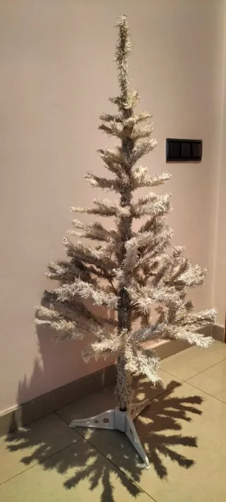 Árbol de Navidad blanco con adornos incluidos