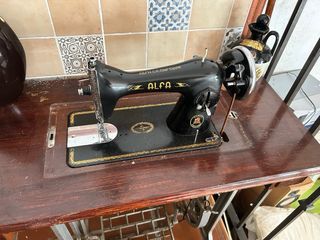 Máquina de coser Alfa antigua