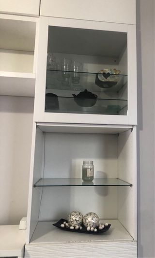 Mueble de salón blanco y cristal