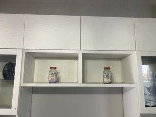 Mueble de salón blanco y cristal