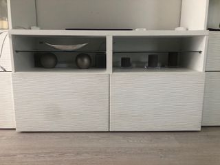 Mueble de salón blanco y cristal