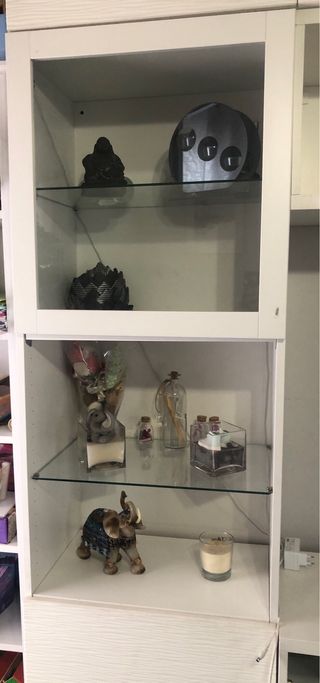 Mueble de salón blanco y cristal