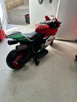 Moto eléctrica Ducati para niños