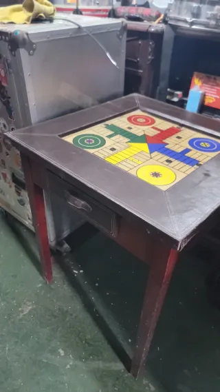 Mesa de parchís curiosa