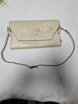 Bolso de mano beige con textura de cocodrilo