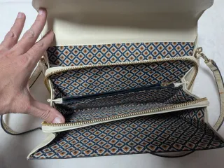 Bolso de mano beige con textura de cocodrilo