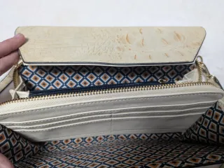 Bolso de mano beige con textura de cocodrilo