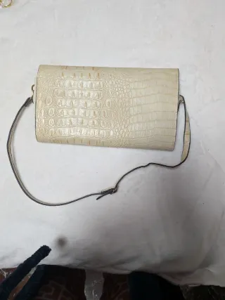 Bolso de mano beige con textura de cocodrilo