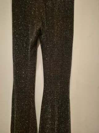 Pantalones campana metalizados negros y plateados
