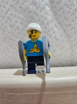 Minifigura Lego Chico Torpe con Muletas