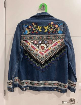 Chaqueta vaquera bordada multicolor