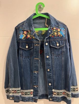 Chaqueta vaquera bordada multicolor