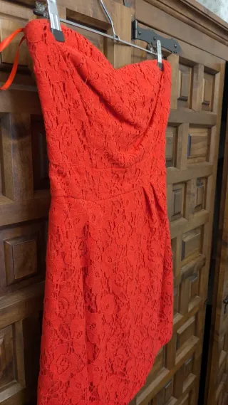 Vestido rojo de encaje sin tirantes